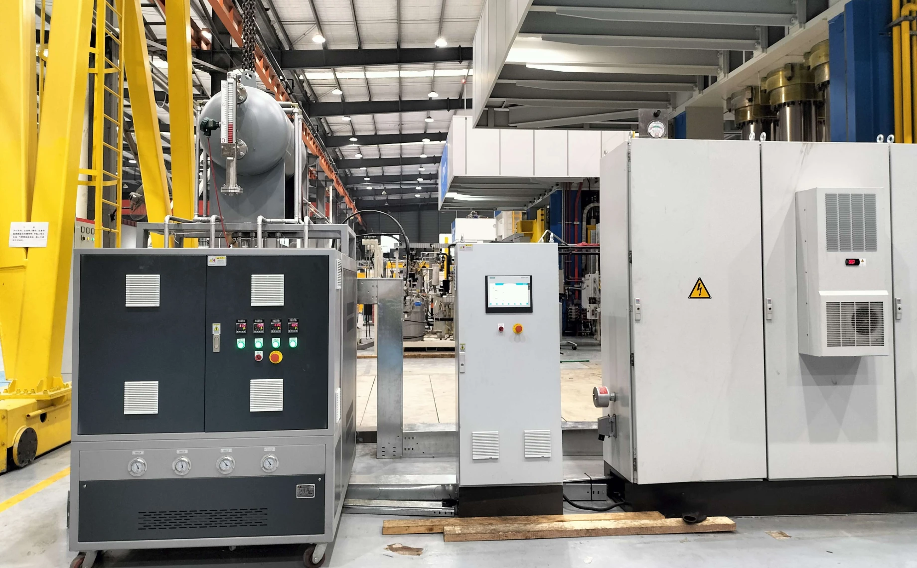 تعمل آلة التشكيل بالضغط الساخن AODE على تحسين عملية التشكيل بالضغط الساخن لألياف الكربون